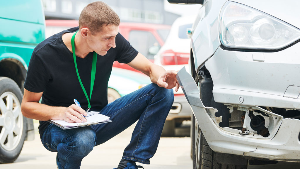 Inspection détaillée carrosserie véhicule par expert automobile à Nouméa