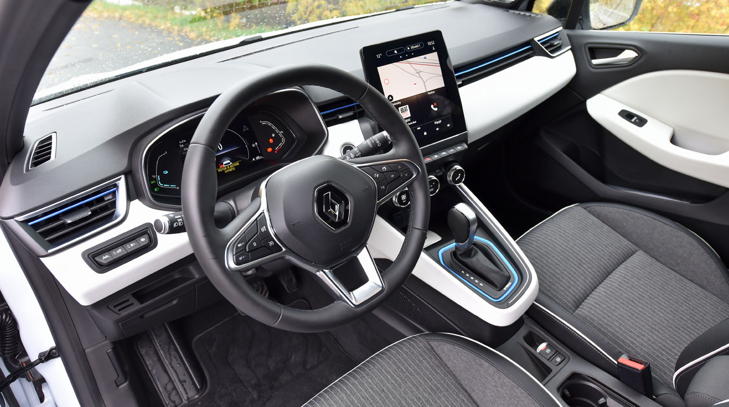 Détail de la sellerie et des matériaux du tableau de bord d'une Renault Clio 5